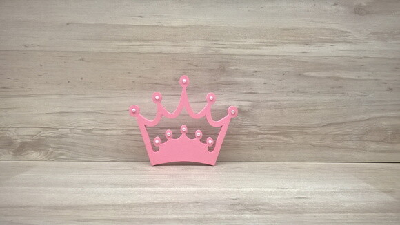 Coroa em mdf com aplicação de strass ou pérola - 13 cm