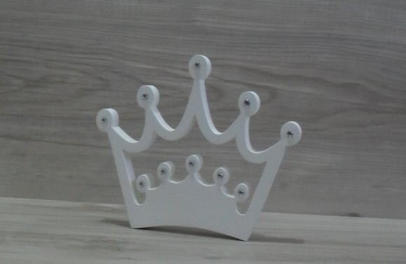 Coroa em mdf com aplicação de strass ou pérola - 13 cm