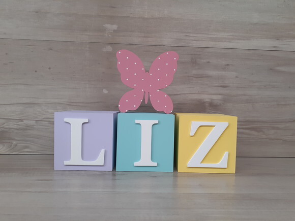Cubos com Nome - Mod. Clássico - 10 x 10 x 10 cm + Borboleta