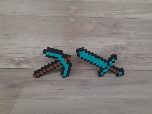 Espada e Picareta de Mesa em mdf - Tema Minecraft - 15 cm