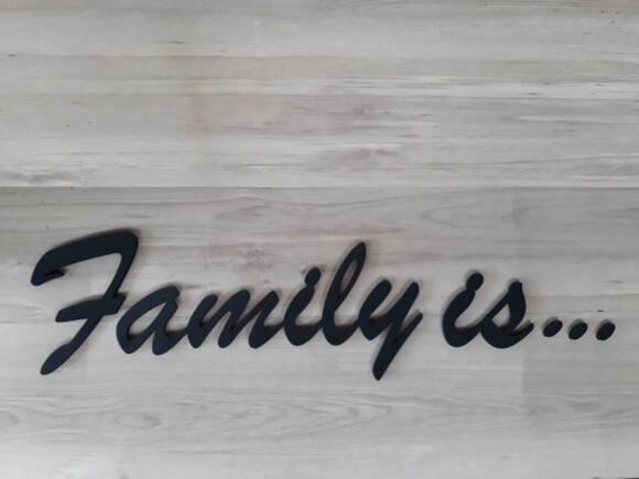 Family Is... - Palavra Decorativa de Parede em mdf