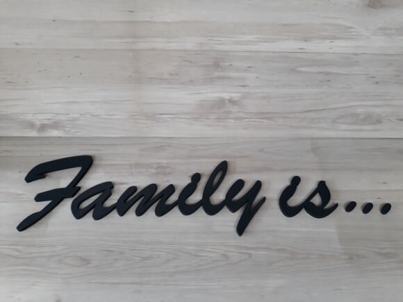 Family Is... - Palavra Decorativa de Parede em mdf