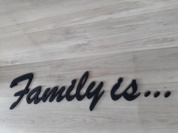 Family Is... - Palavra Decorativa de Parede em mdf