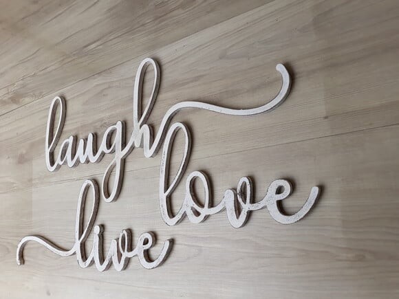 Frase em mdf para decoração de parede - live love laugh -