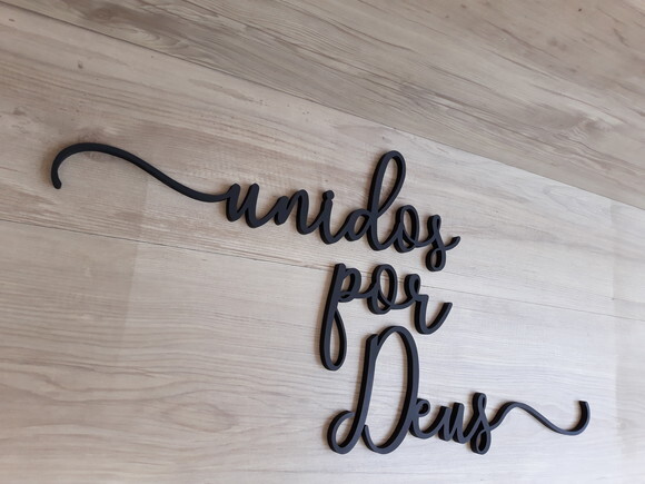 Frase em mdf para decoração de parede - unidos por Deus -