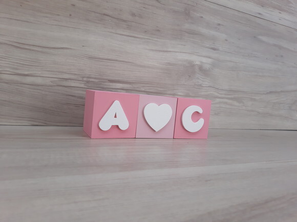 Iniciais em Cubos Decorativos + coração - 6 x 6 x 6 cm