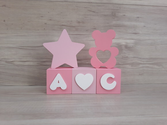 Iniciais em Cubos 6 x 6 x 6 cm + Coração + Estrela + Ursinho