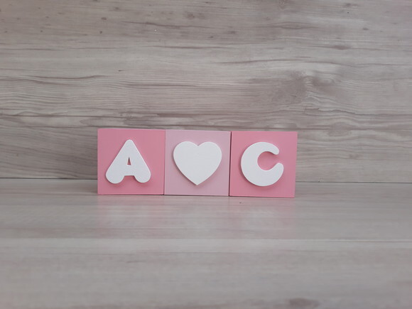 Iniciais em Cubos Decorativos + coração - 6 x 6 x 6 cm