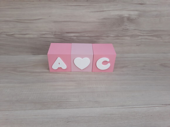 Iniciais em Cubos Decorativos + coração - 6 x 6 x 6 cm