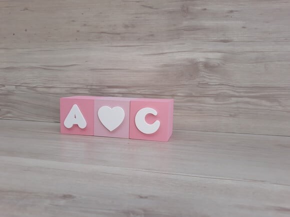 Iniciais em Cubos Decorativos + coração - 6 x 6 x 6 cm