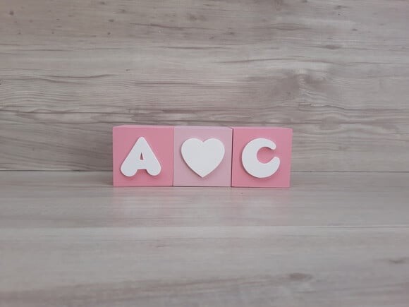Iniciais em Cubos Decorativos + coração - 6 x 6 x 6 cm