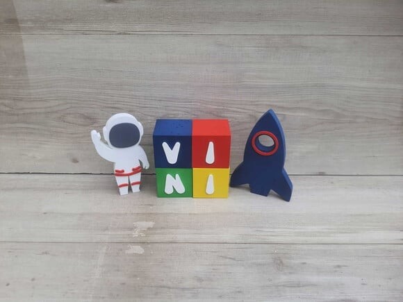 Kit Espacial - Nome em Cubos 4 Letras + Foguete + Astronauta