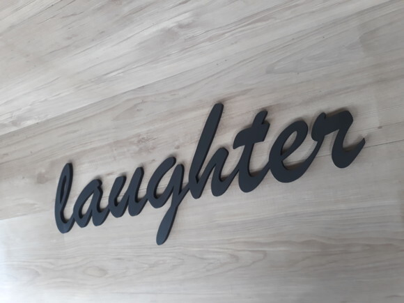 Laughter - Palavra Decorativa de Parede em mdf