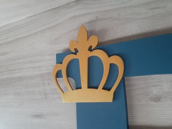 Letra com Aplique Coroa - em mdf - 20 cm - Peça de Mesa