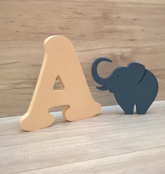 Letra em MDF - modelo CB - 18 cm + Elefante 13 cm