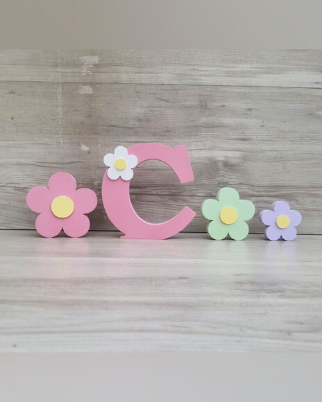 Letra Inicial de Mesa Aplique Flor - 15 cm + Trio de Flores