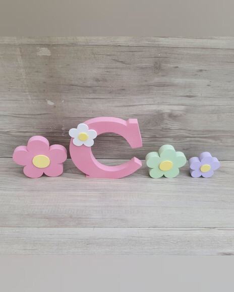 Letra Inicial de Mesa Aplique Flor - 15 cm + Trio de Flores