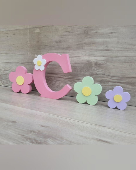 Letra Inicial de Mesa Aplique Flor - 15 cm + Trio de Flores