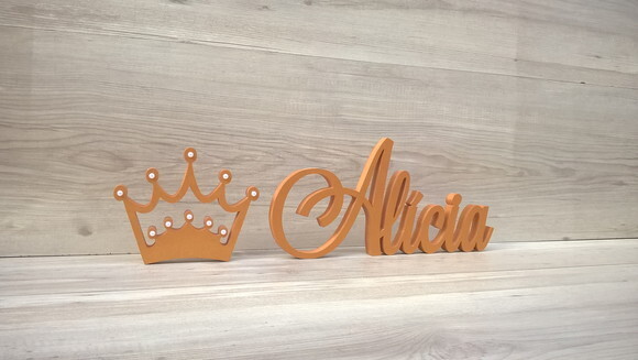 Nome De Mesa Em Mdf - Linha Ls - Alícia 13 Cm + Coroa 10 Cm