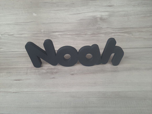 Nome de Mesa em mdf - Mod Pk Vazado Padrão - Noah 10 cm