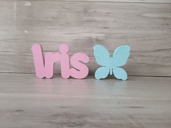 Nome de Mesa em mdf Mod Pk - Iris- 10 cm + Borboleta