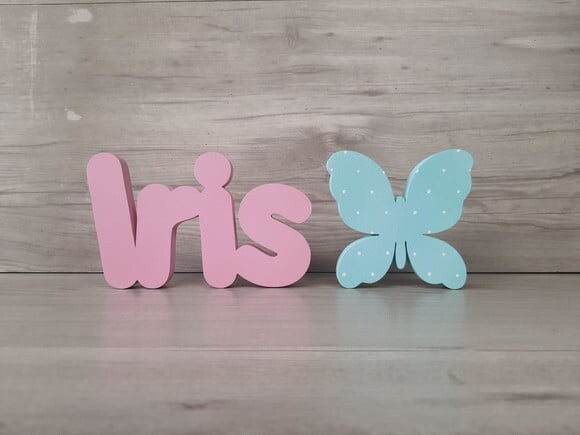Nome de Mesa em mdf Mod Pk - Iris- 10 cm + Borboleta