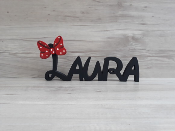 Nome de mesa em MDF Modelo Disney - Laura - 10 cm