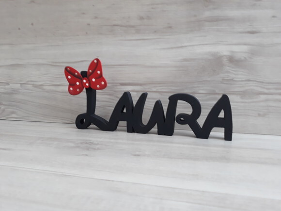 Nome de mesa em MDF Modelo Disney - Laura - 10 cm