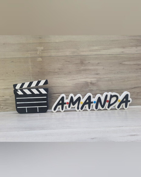 Nome de Mesa Tema Friends - Amanda - 8 cm + Claquete 15 cm