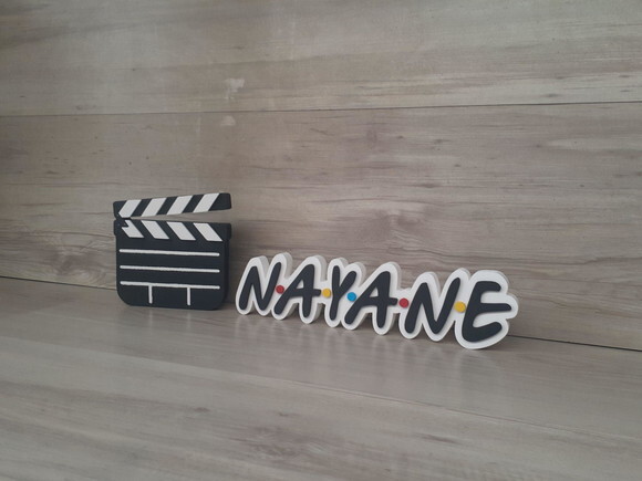 Nome de Mesa Tema Friends - Nayane - 8 cm + Claquete 15 cm