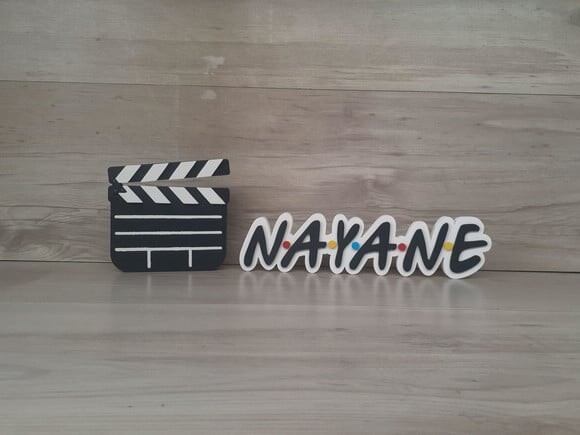 Nome de Mesa Tema Friends - Nayane - 8 cm + Claquete 15 cm