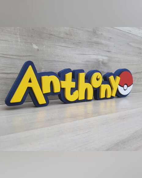 Nome em mdf - Peça de Mesa Tema Pokemon - Anthony - 10 cm