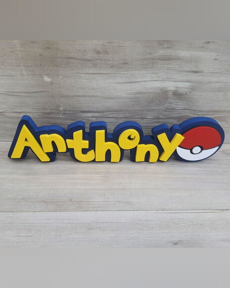 Nome em mdf - Peça de Mesa Tema Pokemon - Anthony - 10 cm