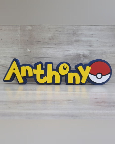 Nome em mdf - Peça de Mesa Tema Pokemon - Anthony - 10 cm