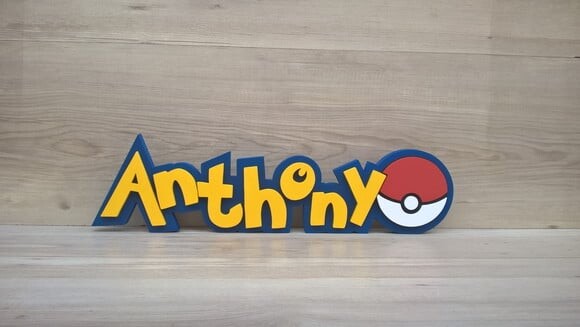 Nome em MDF - Peça de mesa Tema POKEMON - Anthony - 13 cm