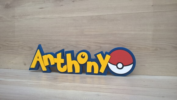 Nome em MDF - Peça de mesa Tema POKEMON - Anthony - 13 cm