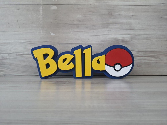 Nome em mdf - Peça de Mesa Tema Pokemon - Bella 10 cm