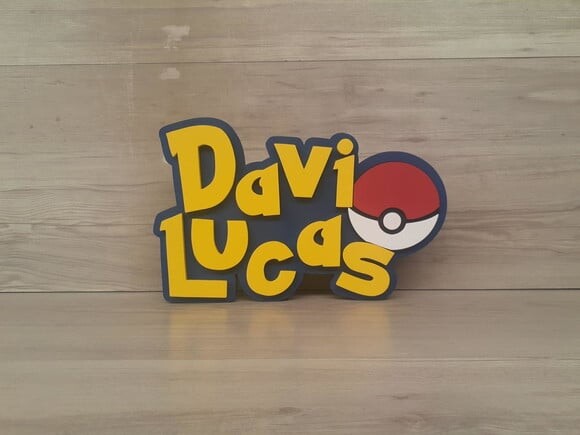Nome em mdf - Peça de Mesa Tema Pokemon - Davi Lucas - 18 cm