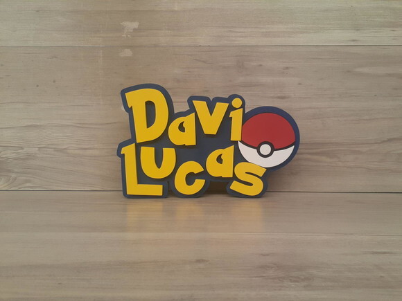 Nome em mdf - Peça de Mesa Tema Pokemon - Davi Lucas - 18 cm