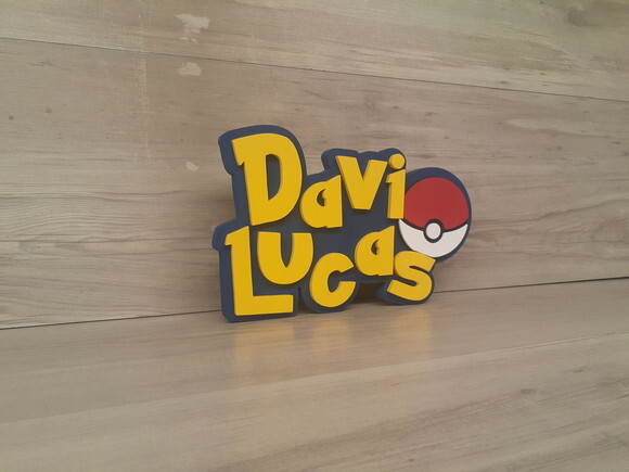 Nome em mdf - Peça de Mesa Tema Pokemon - Davi Lucas - 18 cm