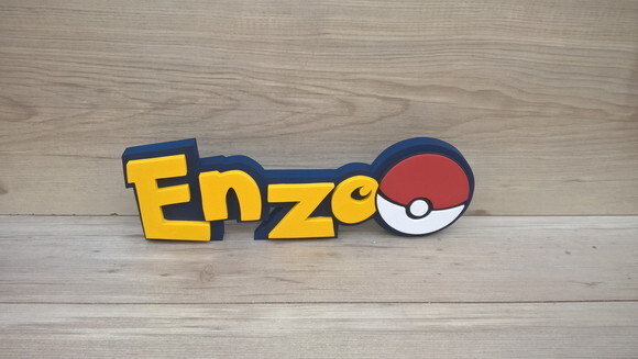 Nome em MDF - Peça de mesa Tema POKEMON - Enzo - 10 cm
