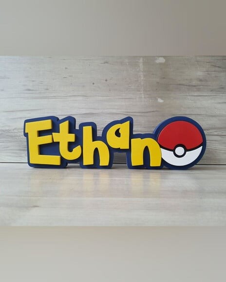 Nome em mdf - Peça de Mesa Tema Pokemon - Ethan - 10 cm