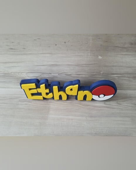 Nome em mdf - Peça de Mesa Tema Pokemon - Ethan - 10 cm