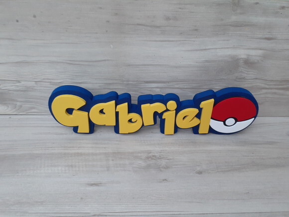 Nome em MDF - Peça de mesa Tema POKEMON - Gabriel - 10 cm