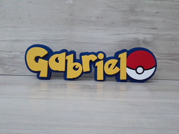 Nome em MDF - Peça de mesa Tema POKEMON - Gabriel - 10 cm