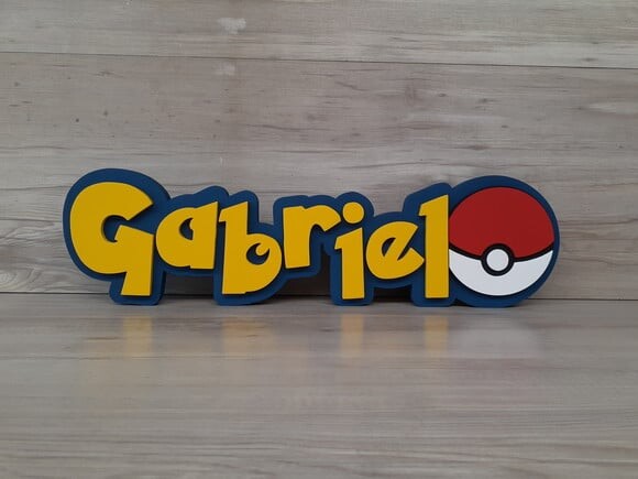 Nome em MDF - Peça de mesa Tema POKEMON - Gabriel - 13 cm