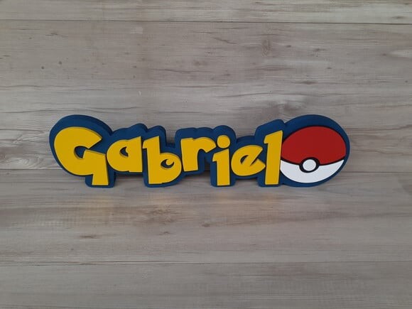 Nome em MDF - Peça de mesa Tema POKEMON - Gabriel - 13 cm