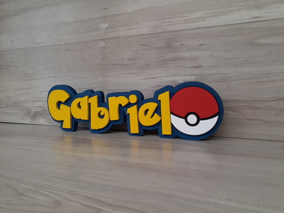 Nome em MDF - Peça de mesa Tema POKEMON - Gabriel - 13 cm