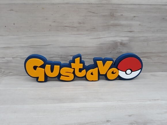 Nome em MDF - Peça de mesa Tema POKEMON - Gustavo - 10 cm