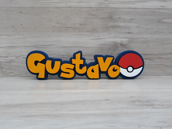 Nome em MDF - Peça de mesa Tema POKEMON - Gustavo - 10 cm